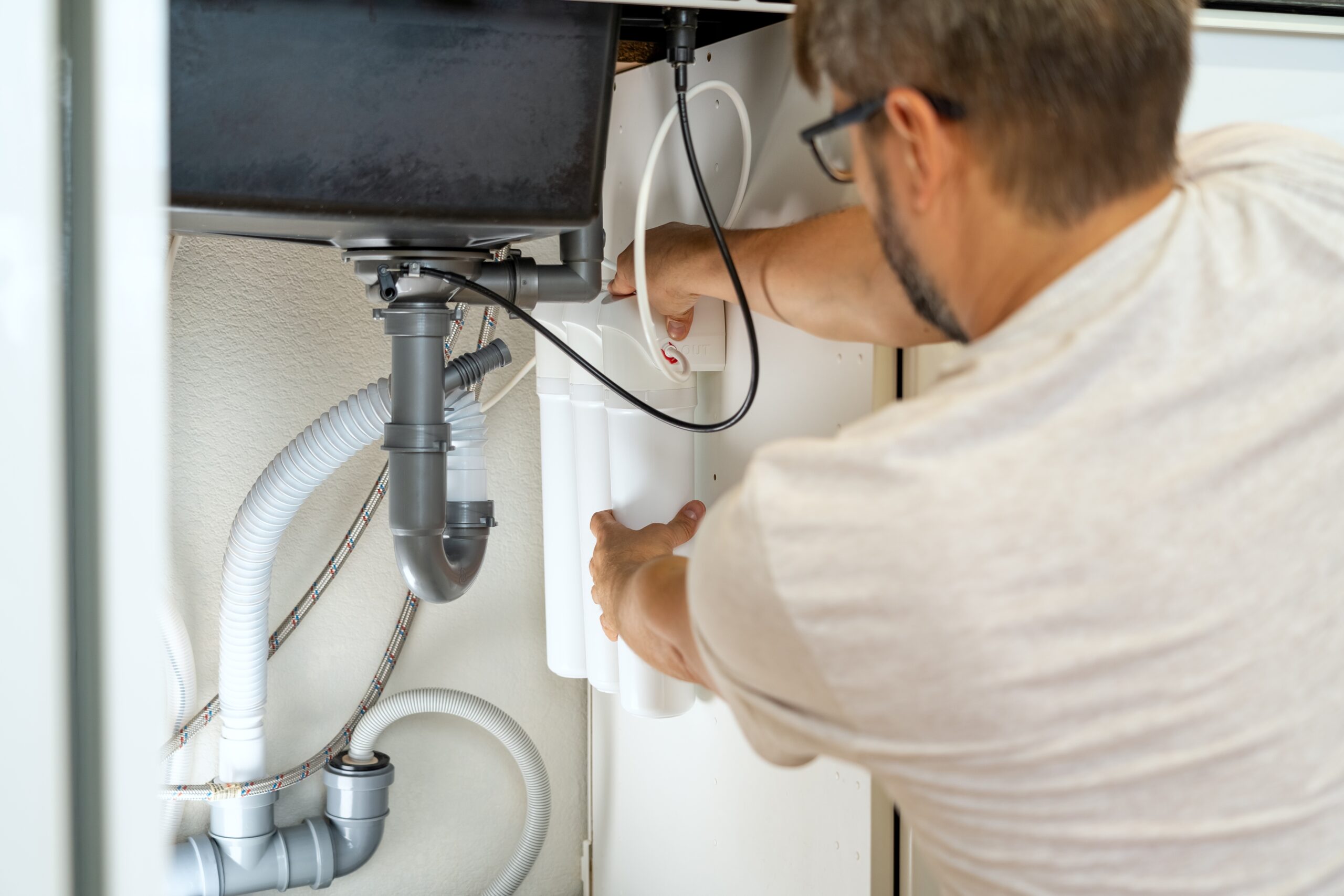 Installation d'une filtration de l'eau sous évier